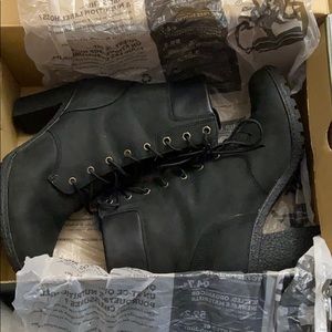 BLACK TIMBERLAND HEELED BOOTS